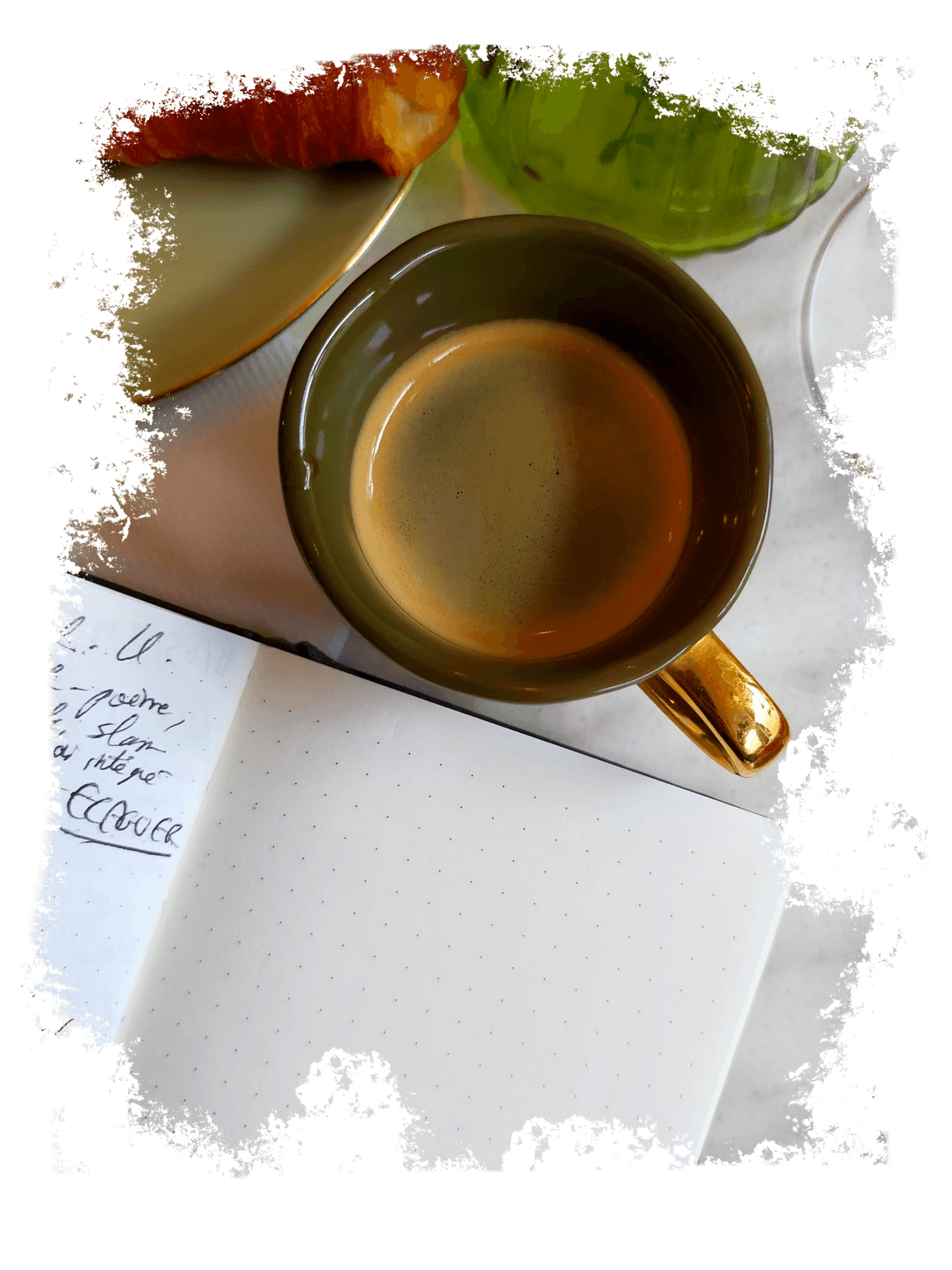 Photo d'un carnet de poésie avec une tasse de café à côté